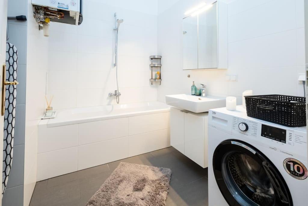 Orestaliving - Spacious 2br On The Danube Canal Apartment Wien